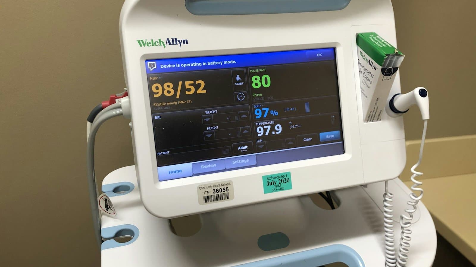 Haemodialysis machine and monitoring console in a renal unit, the point of use that depends on continuously validated treated water
