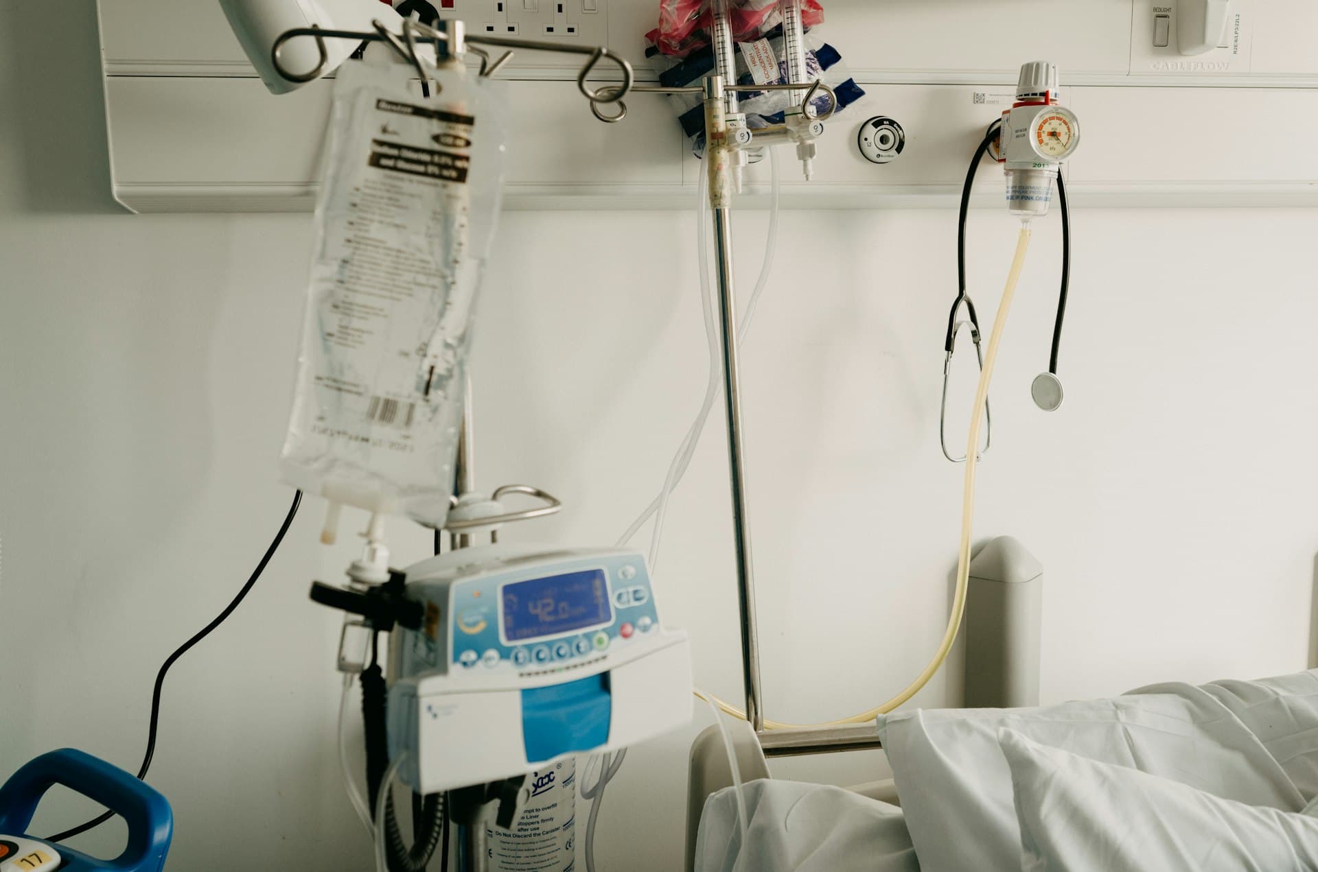 Hospital treatment room with infusion and monitoring equipment fed by medical-grade water