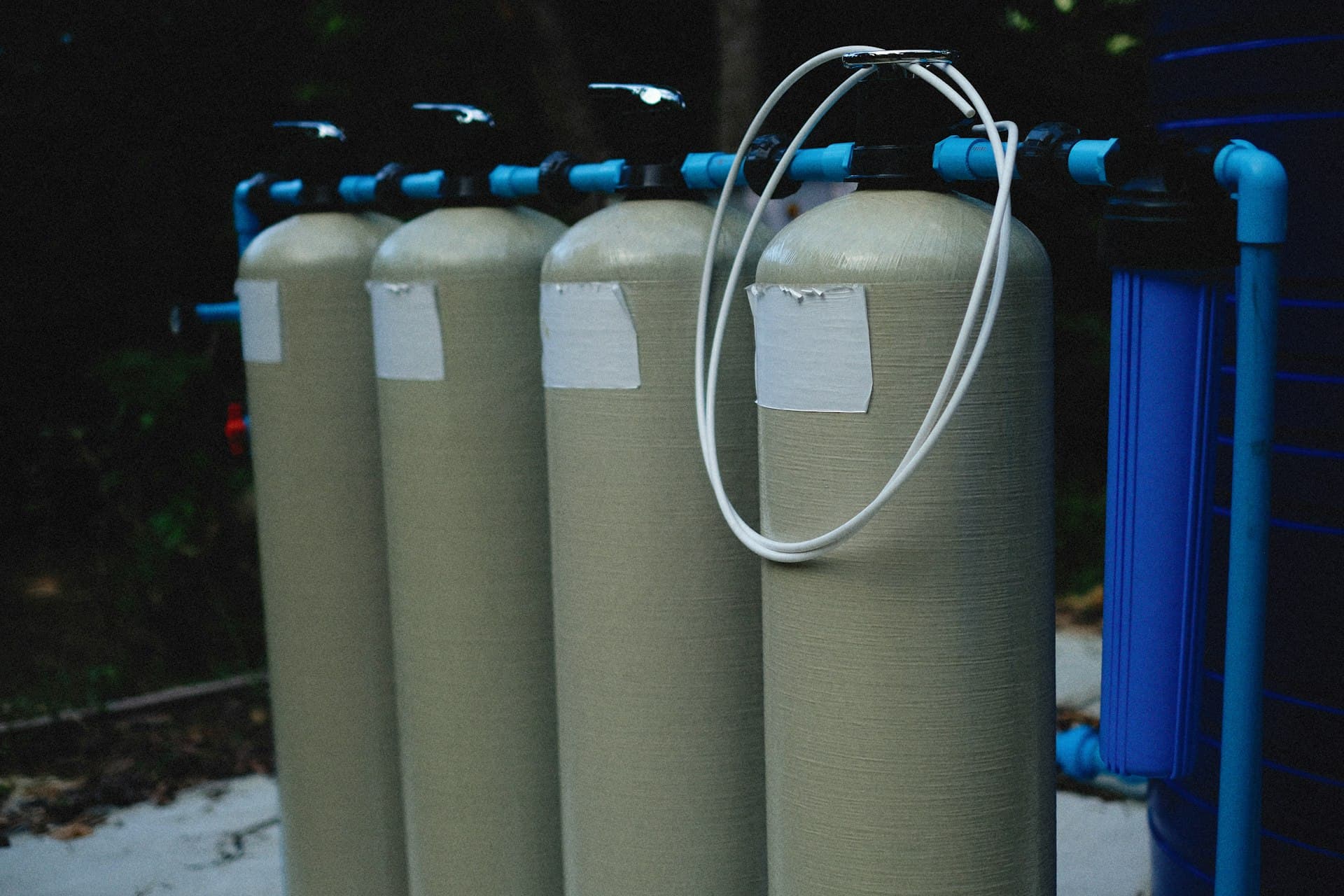 Row of filtration vessels of different sizes — choosing between RO, NF and UF is a sizing and selectivity question