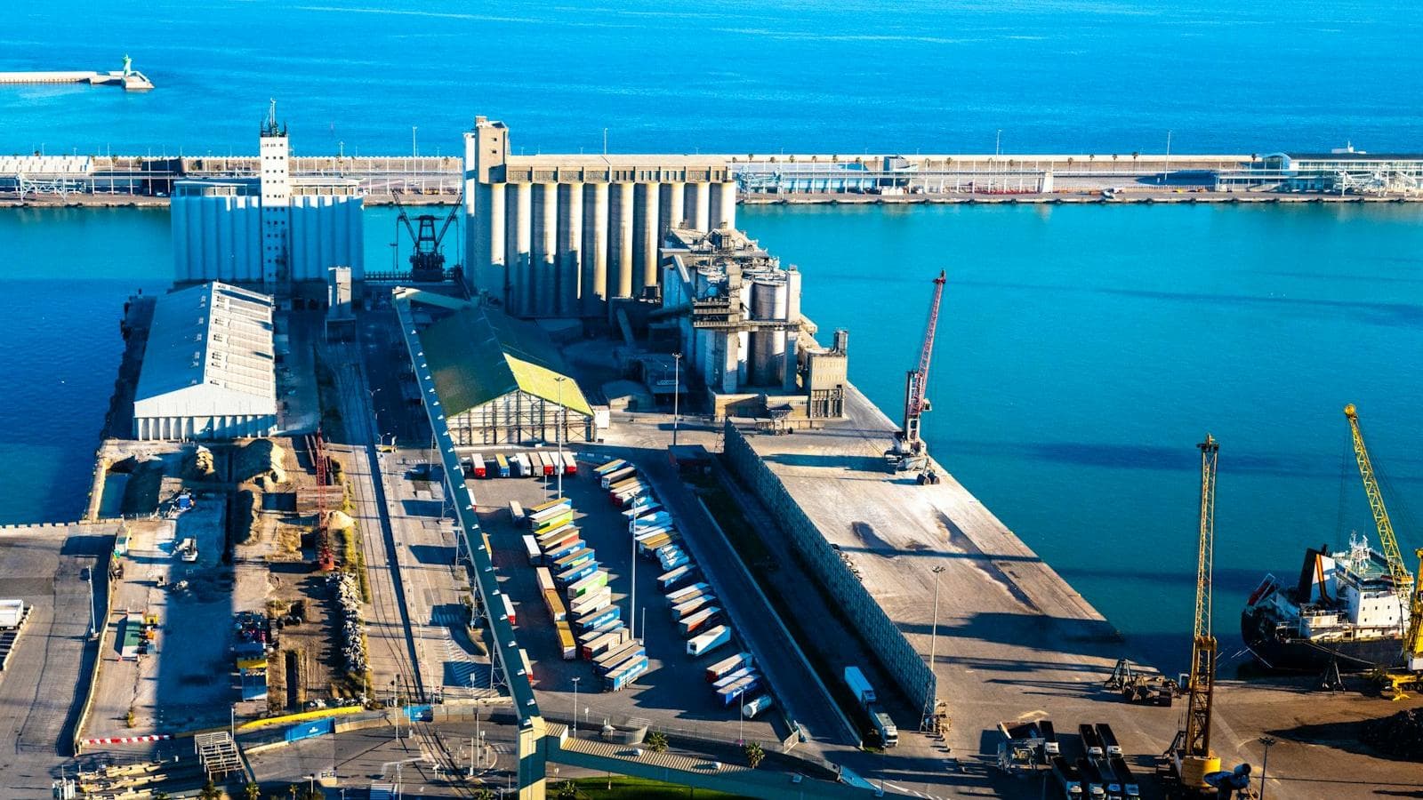 Coastal desalination and industrial water plant beside the sea, the setting where the SWRO versus thermal desalination cost and energy comparison is decided