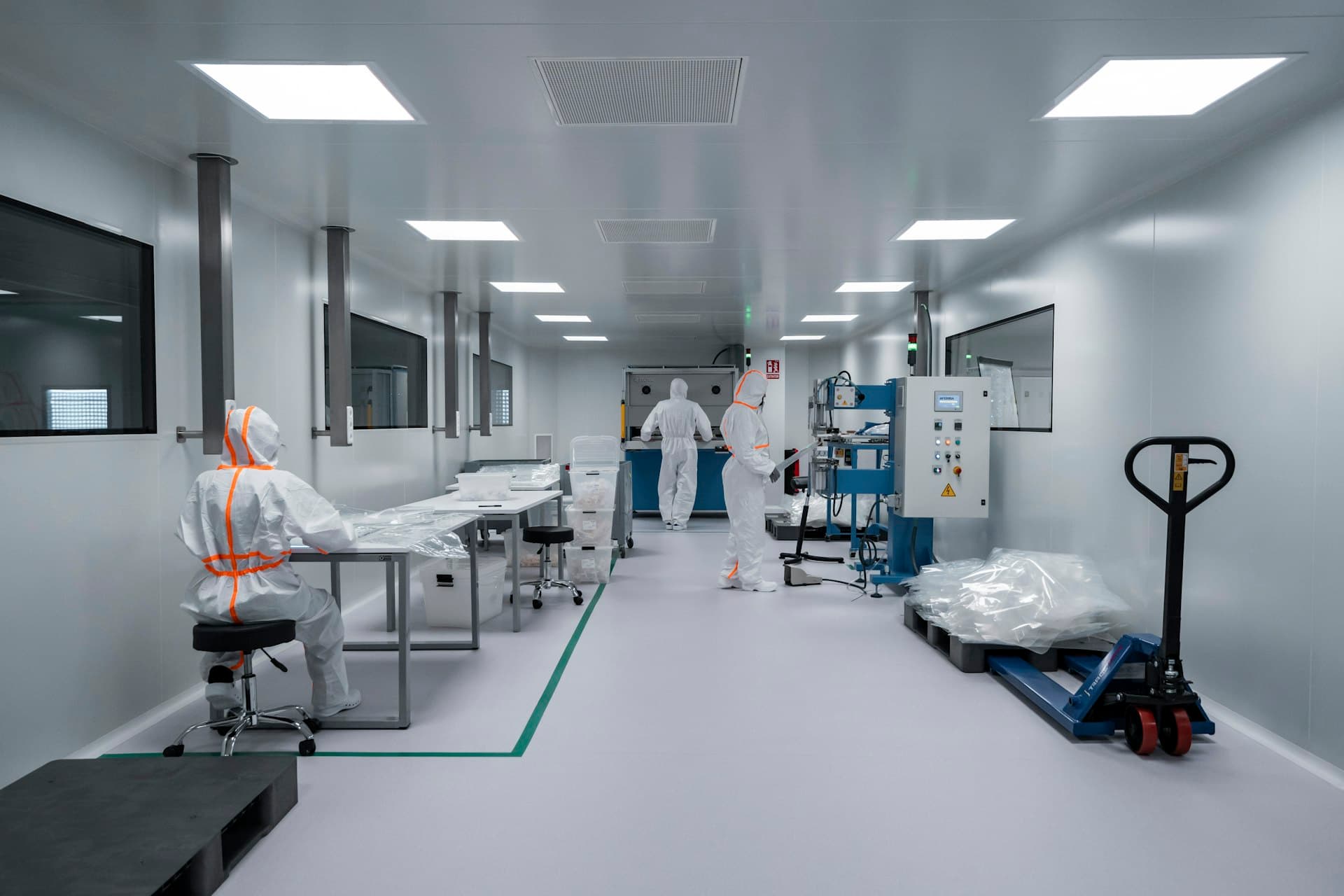 Operators in an ISO-classified cleanroom where ultrapure water is consumed at every step